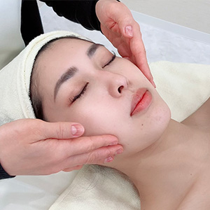 フェイシャルマッサージ